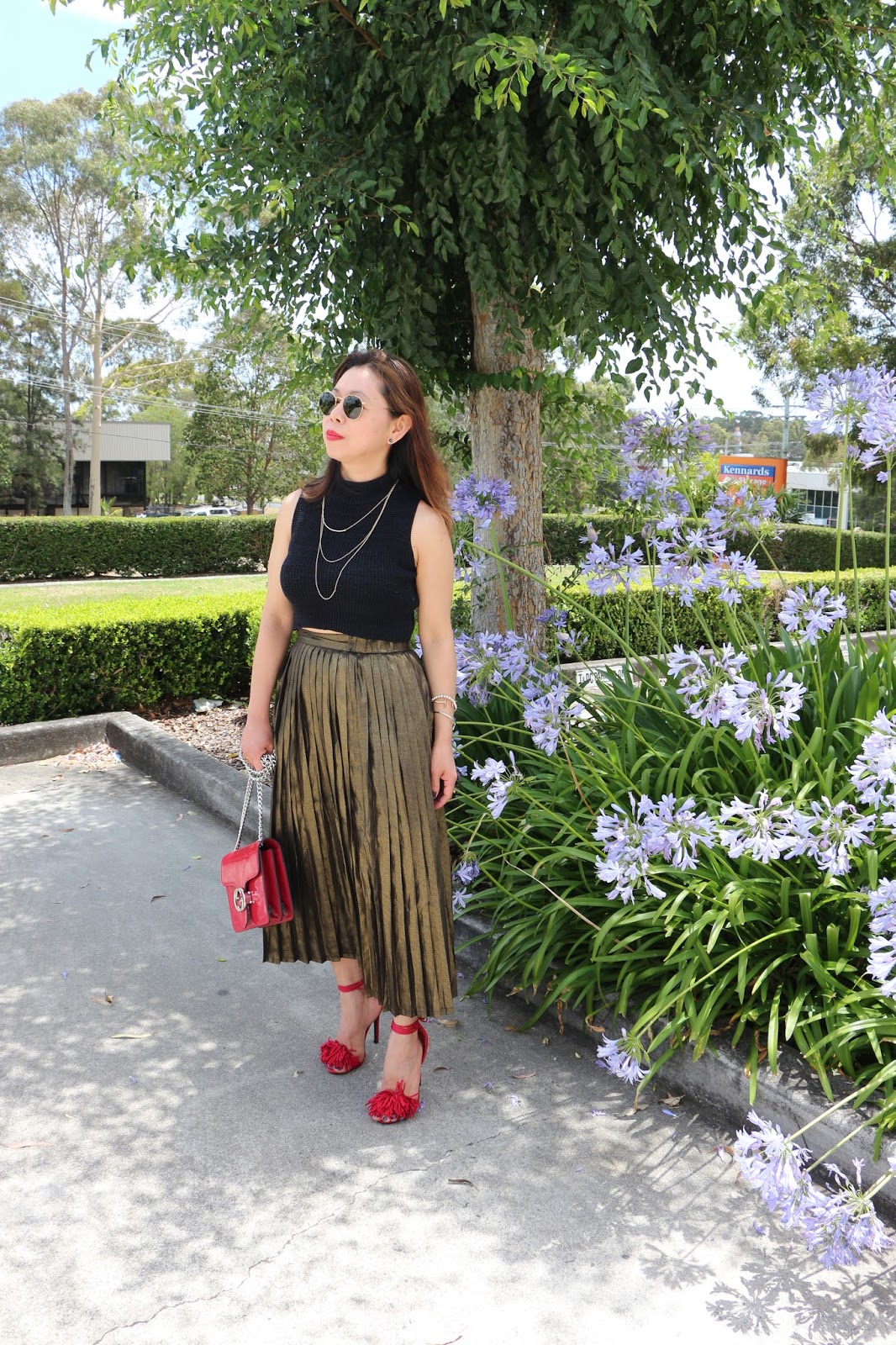 How to wear the pleated skirt